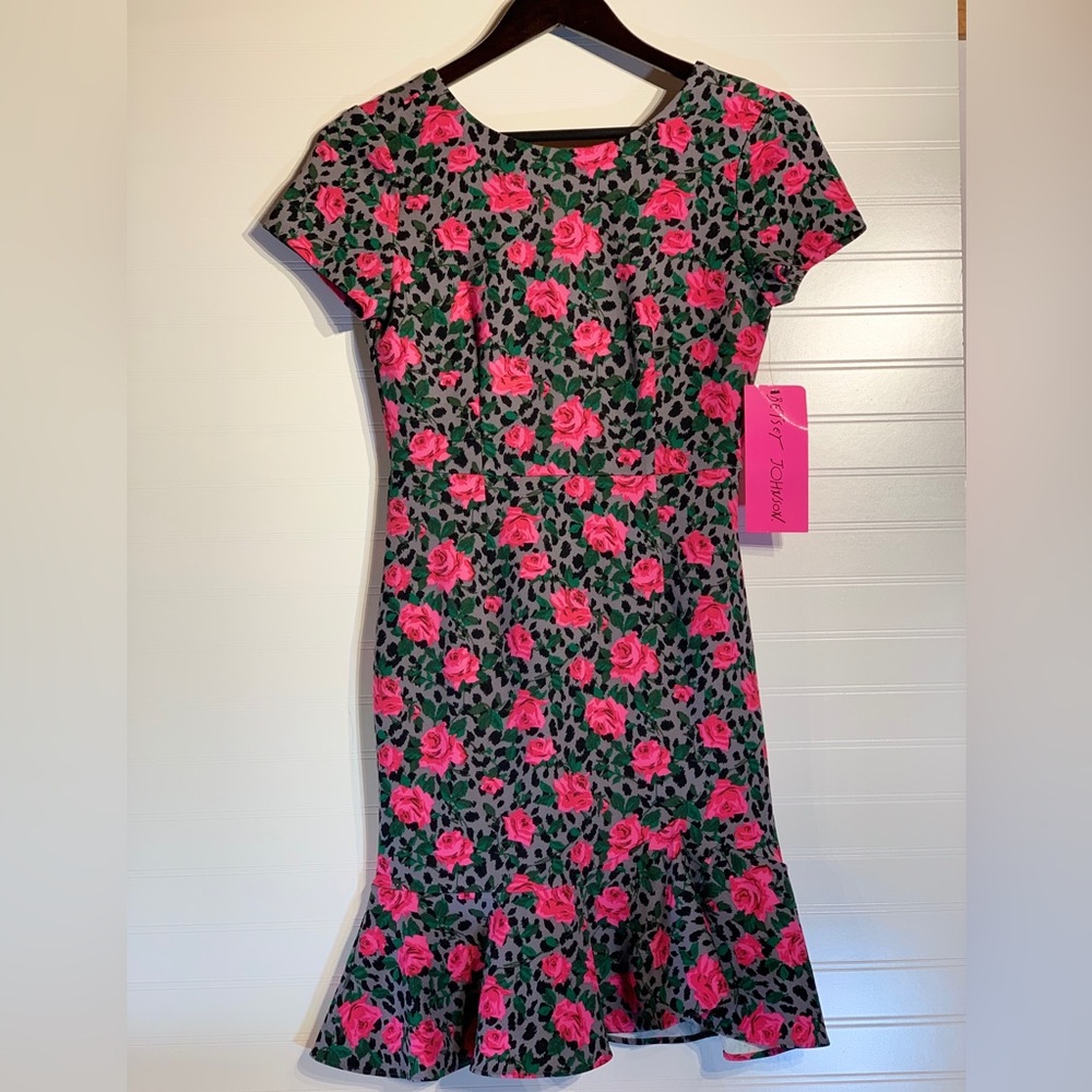 Women’s size 2 Betsey Johnson pencil dress w/ flirty ruffle at bottom. Pink/gray